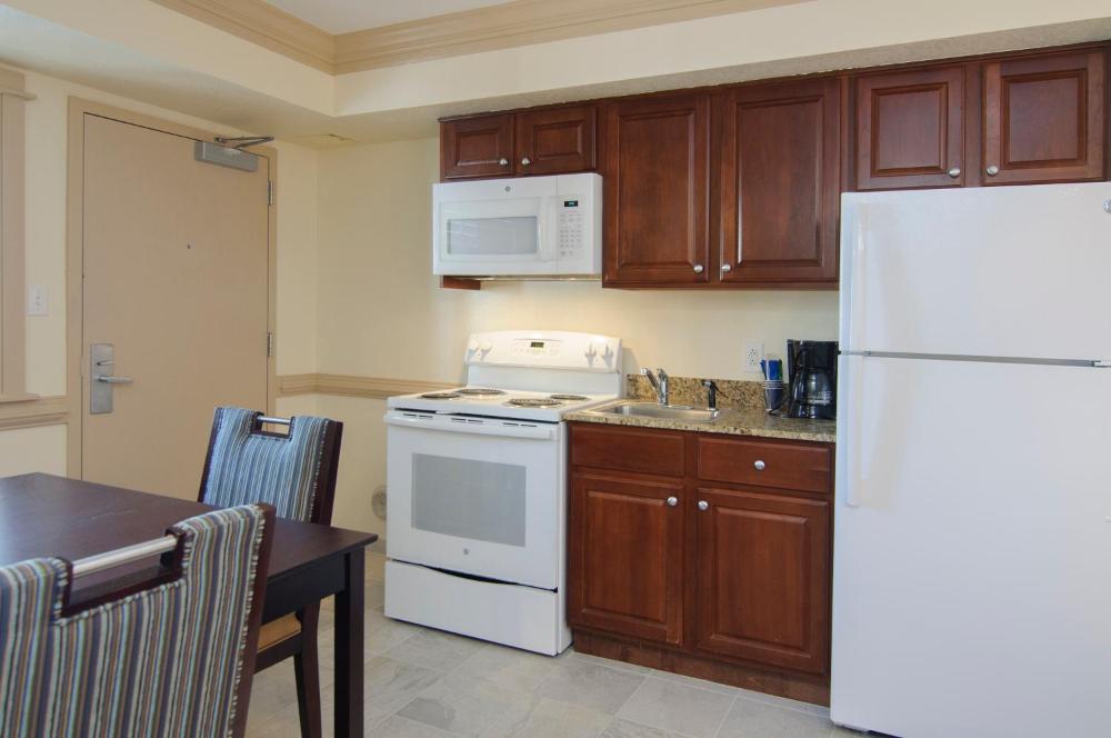 Efficiency with Two Queen Beds - Main Building & Pool View interior